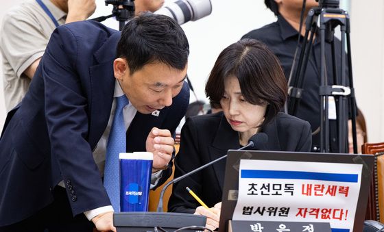 박은정 의원과 대화하는 김용민 민주당 법사위 간사