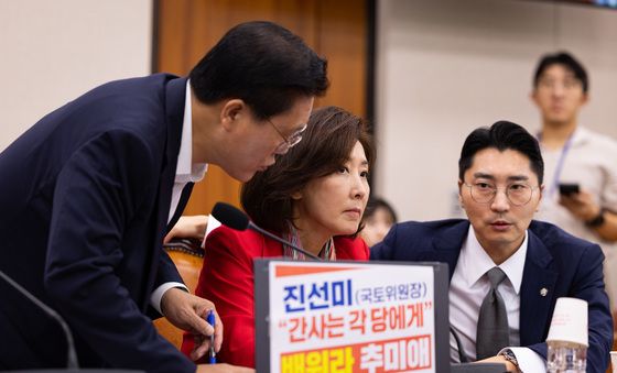 논의하는 국민의힘 법사위원들