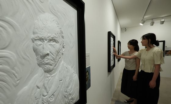 흰색으로 변하고 굴국이 생긴 명화