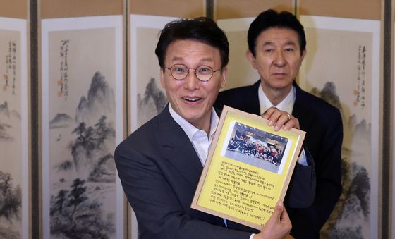 선물 받은 액자 들어보는 김민석 총리