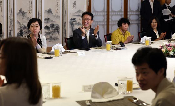 박수 치는 김민석 총리