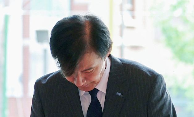 조계사 대웅전 참배하는 조국 혁신정책연구원장
