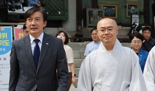 조계사 찾은 조국 혁신정책연구원장