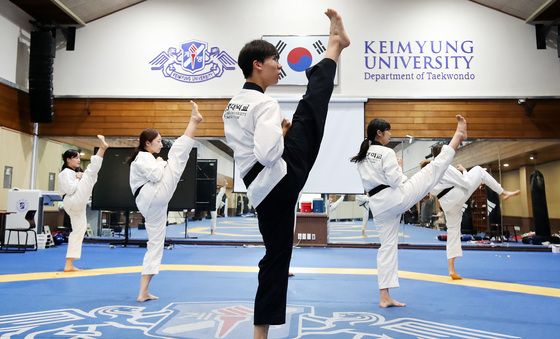 구슬땀 흘리며 품새 연습