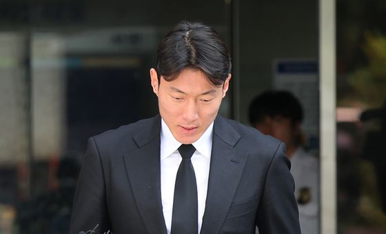 집행유예 선고 후 법정 나서는 황의조