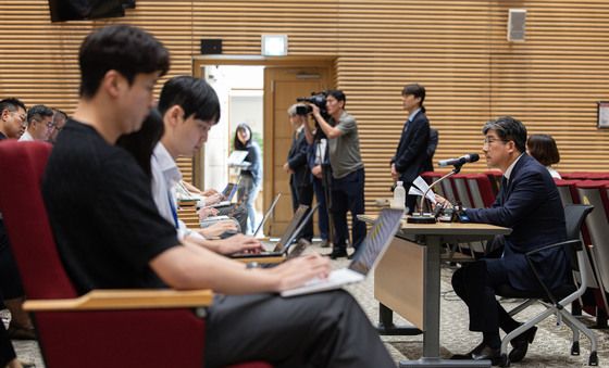 취재진 만난 류덕현 재정기획보좌관