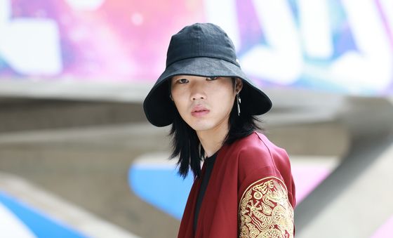 '케데헌' 인기 속 곤룡포 의상 입고 서울패션위크 찾은 류하루