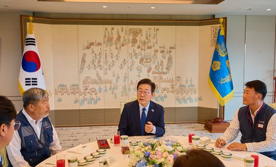 양대 노총 위원장과 대화하는 이재명 대통령