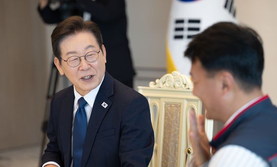 양경수 민주노총 위원장과 대화하는 이재명 대통령