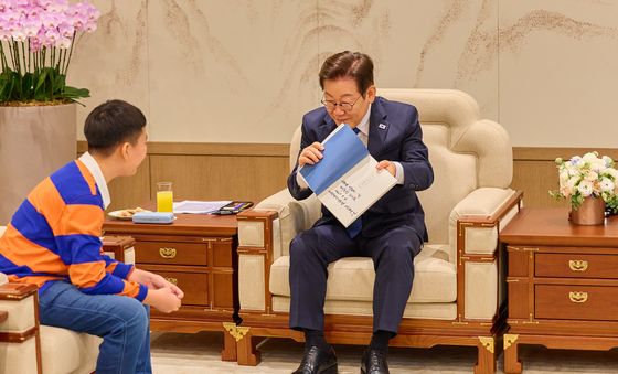 책 선물하는 이재명 대통령