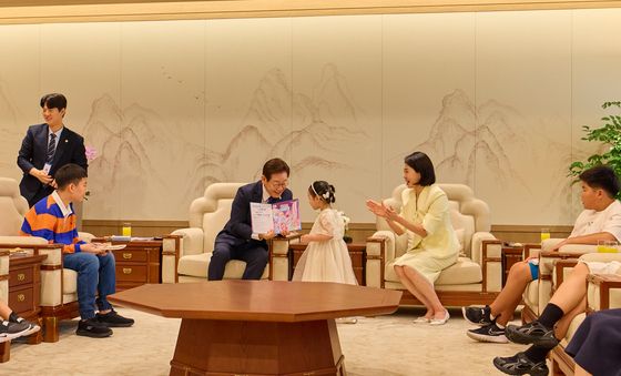 그림책 선물하는 이재명 대통령