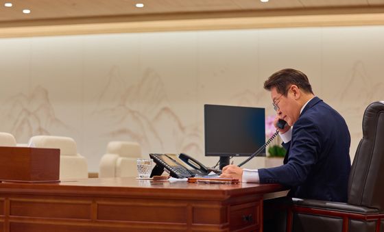 몽골 대통령과 통화하는 이재명 대통령