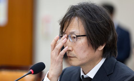 의원 질의 경청하는 주병기 후보자