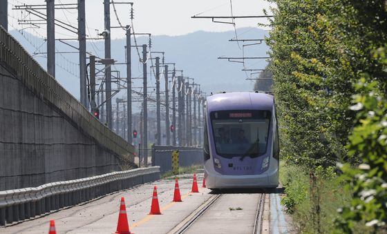 예비주행하는 위례선 트램