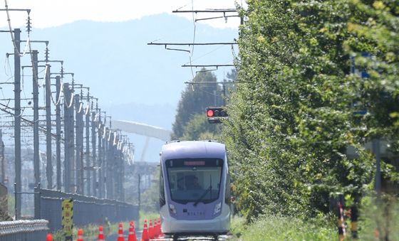 아지랑이 속 위례선 트램 예비주행