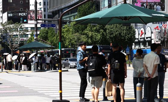 푹푹 찌는 무더위, 그늘에 옹기종기