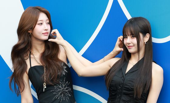 시현·이유, 사랑스러운 양볼 하트