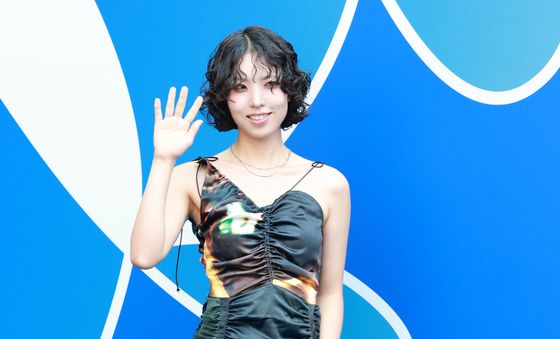 정예원, 빛나는 손 인사