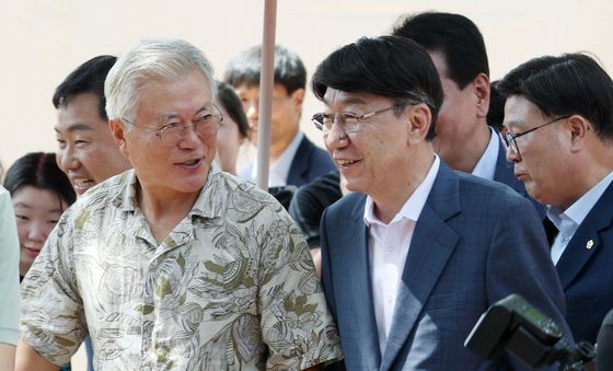 우범기 전주시장과 대화 나누는 문재인 전 대통령