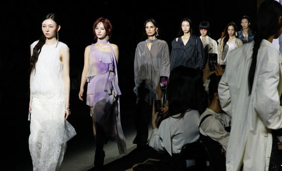 서울패션위크 리이 컬렉션 무대 오른 사샤
