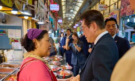 용현시장 방문해 상인들과 인사하는 이재명 대통령