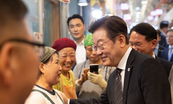 상인들과 대화하는 이재명 대통령