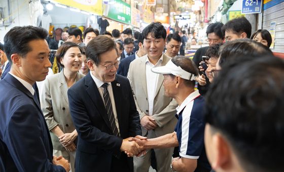 용현시장 방문한 이재명 대통령