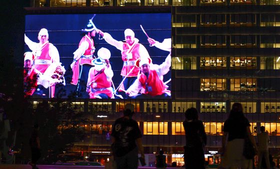 건물 외벽 대형 전광판으로 보는 흥겨운 무대