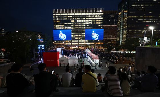 광화문에 들어선 대형 옥외 전광판