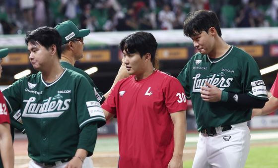 이숭용 감독과 승리 기쁨 나누는 류효승