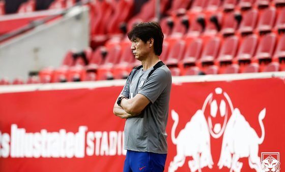 훈련 지켜보는 홍명보 감독