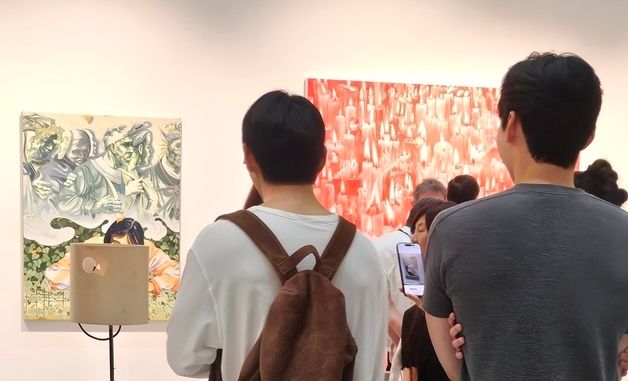 가방 메고 프리즈 찾은 방탄소년단 뷔