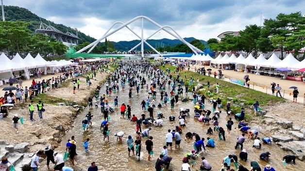 동진천 가득 메운 축제 참가자들