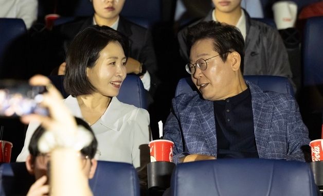 대화하는 이재명 대통령·김혜경 여사