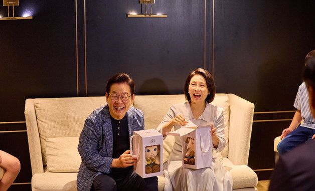 미소 짓는 이재명 대통령·김혜경 여사