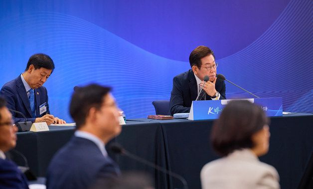 이재명 대통령 '바이오 혁신 토론회 발언 경청'