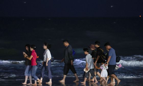 맨발로 즐기는 백사장