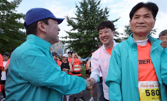 반갑게 인사 나누는 이준석 대표와 안철수 의원