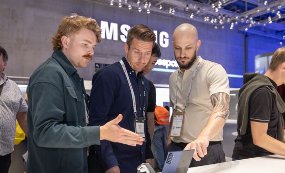 외국인 눈길 사로잡는 갤럭시 Z 폴드 7