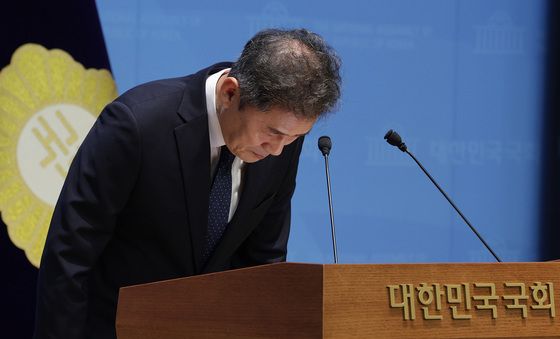 고개 숙인 황현선 조국혁신당 사무총장