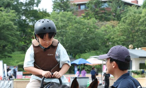 승마 체험하는 아이들