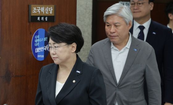 조국혁신당 지도부, 성비위 확산에 총사퇴