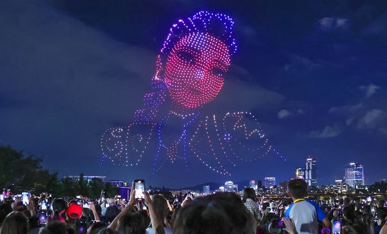 서울 하늘에 펼쳐진 '케데헌' 드론쇼