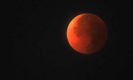 밤하늘에 떠오른 '레드문'