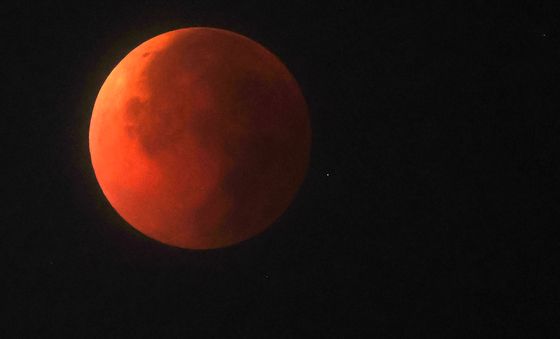 서울 밤하늘에 떠오른 '레드문'