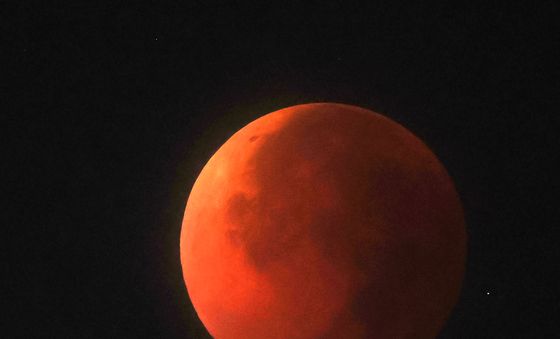 개기월식에 '붉게 물든 달'