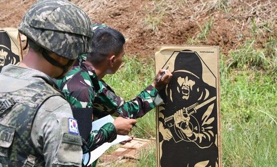 실사격 훈련 결과 확인하는 해병대 장병과 인도네시아군