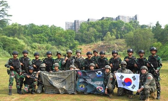 인도네시아군과 기념 촬영하는 해병대 장병들