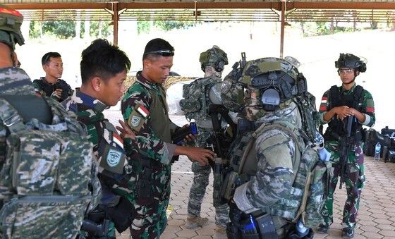 상호 전술교류 실시하는 해병대 장병들과 인도네시아군