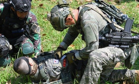 전투부상자처치 시범 보이는 해병대 장병들